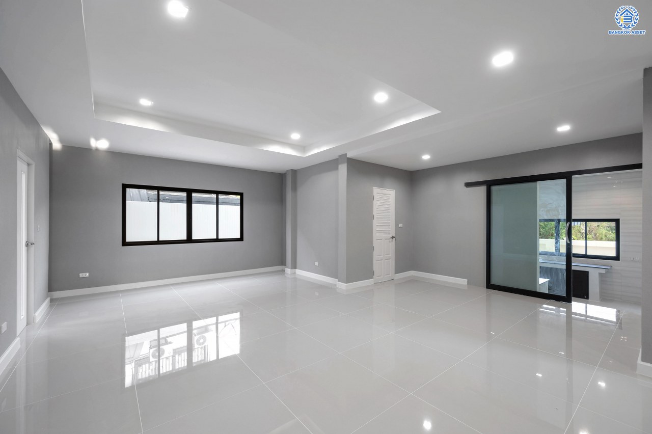 บ้านมือสองตกแต่งใหม่ โครงการ กฤษดานคร20 ปิ่นเกล้า-บรมราชชนนี เนื้อที่ 118 ตร.ว. พื้นที่ใช้สอย 612.6 ตร.ม. พร้อมฟังก์ชันจัดเต็ม 4 ห้องนอน 4 ห้องน้ำ 1 ห้องแม่บ้าน จอดรถได้ 3 คัน บนทำเลเชื่อมต่อเมืองอย่างรวดเร็ว ใกล้ทางคู่ขนานลอยฟ้าบรมราชชนนี ทางด่วน "กาญจนาภิเษก" ม.มหิดล เซ็นทรัลปิ่นเกล้า และตลาดสดธนบุรี